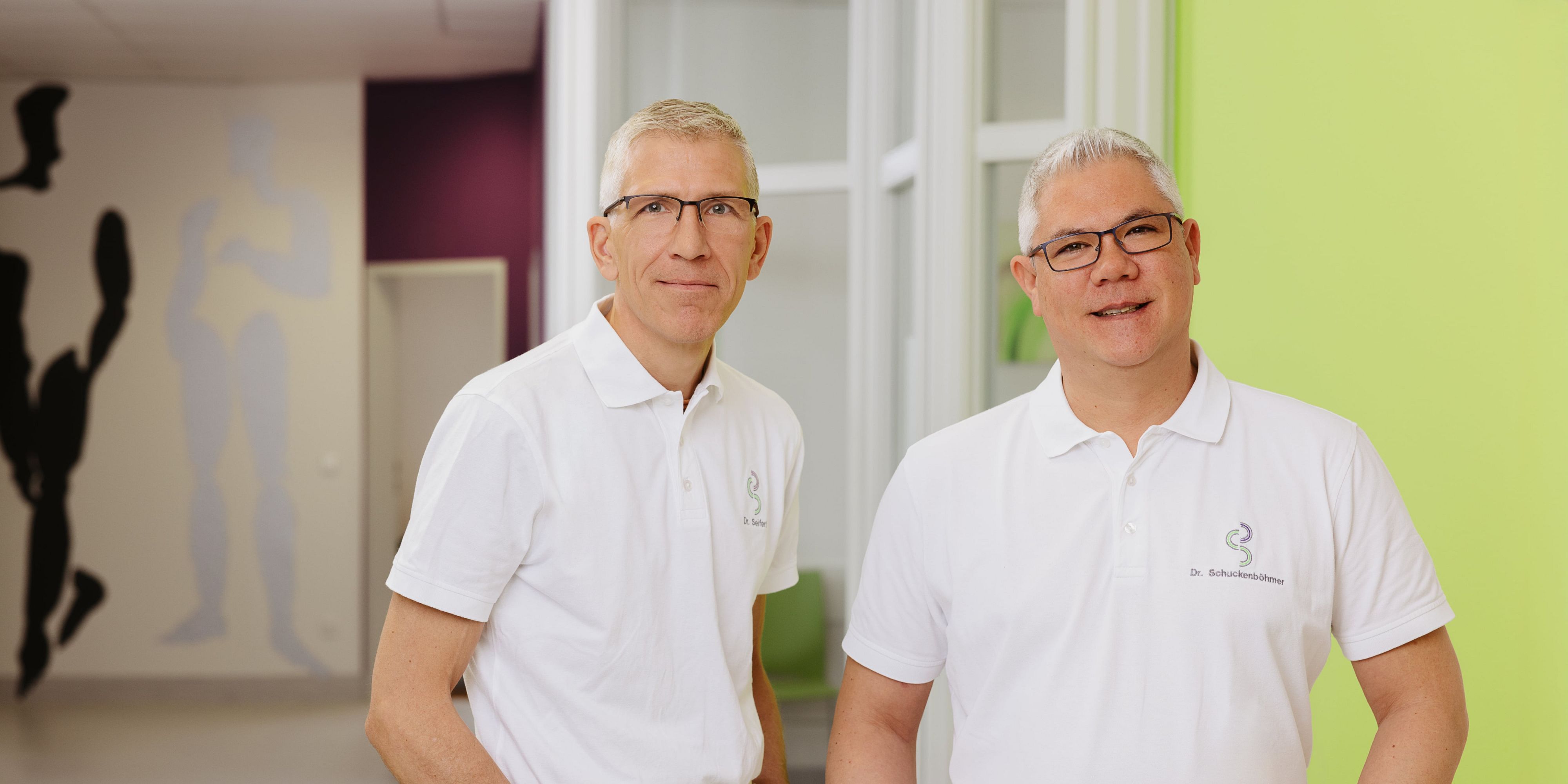 dr. seifert und dr. schuckenböhmer stehen in ihrer praxis