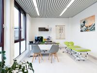 modernes behandlungszimmer mit schreibtisch und liege
